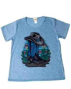 Camiseta Cowgirl Azul Claro Con Botas Cowboy Y Sombrero
