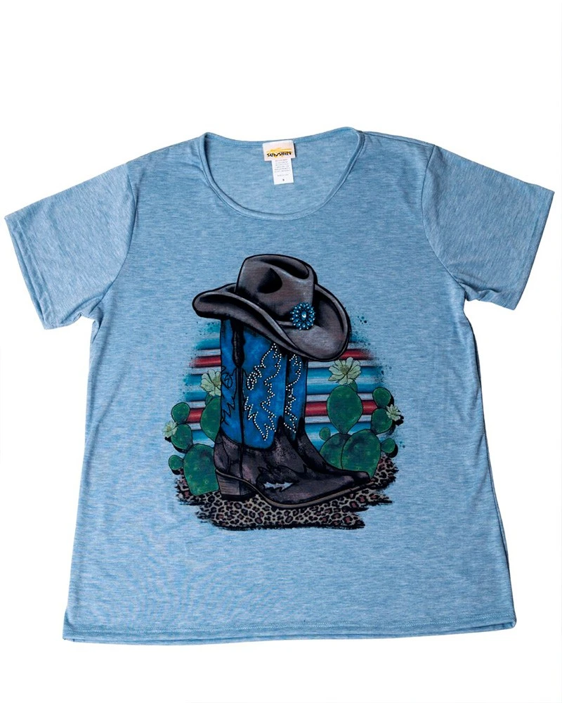 Camiseta Cowgirl Azul Claro Con Botas Cowboy Y Sombrero
