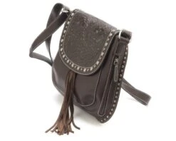 Bolso Cruzado Cowgirl Marrón Oscuro Con Solapa Grabada Y Tachuelas Decorativas -Oeste Vaqueros Tienda N770004802 vista lateral